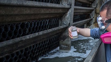 Toma de muestras de agua en torres de enfriamiento de edificios.