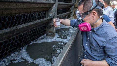 Toma de muestras de agua en torres de enfriamiento de edificios.