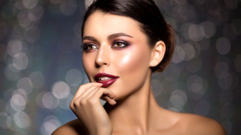 Los labios vino tinto, los ojos ahumados y las pestañas pobladas definen el maquillaje otoñal e invernal 2016.
