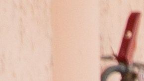 La moderna costumbre de cargar la mochila escolar que está pesada a un solo hombro es la causa principal del dolor de espalda en niños y adolescentes.