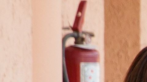La moderna costumbre de cargar la mochila escolar que está pesada a un solo hombro es la causa principal del dolor de espalda en niños y adolescentes.