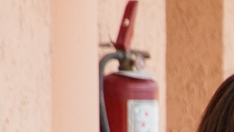 La moderna costumbre de cargar la mochila escolar que está pesada a un solo hombro es la causa principal del dolor de espalda en niños y adolescentes.