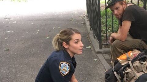 Una agente del NYPD habla con visitantes del parque ompkins Square Park, en Manhattan.
