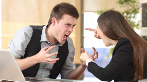 Los empresarios y gerentes deben hacer pública su política con respecto a tener material de campaña en los centros de trabajo./Shutterstock