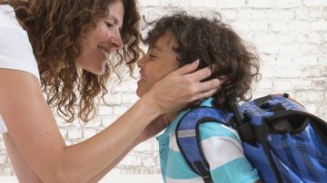 La actitud que adopten los padres frente al nerviosismo del menor influye en la ansiedad o nivel de seguridad que manifieste el niño en el día de su debut en el sistema escolar.