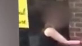 Una supuesta prostituta grita a un cliente que sólo le pagó $2 por sus servicios.