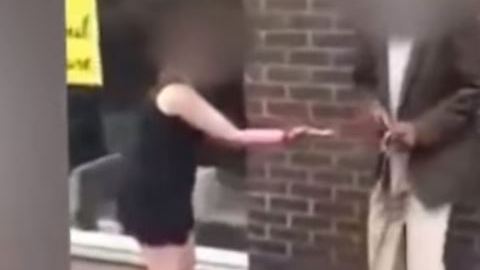 Una supuesta prostituta grita a un cliente que sólo le pagó $2 por sus servicios.
