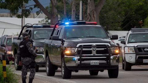 Policías vigilan una carretera en Puerto Vallarta, Jalisco.