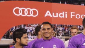 Nacho exhibe el trofeo después de ganar al Bayern Munich la noche del Miércoles en el MetLife.