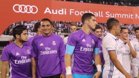 Nacho exhibe el trofeo después de ganar al Bayern Munich la noche del Miércoles en el MetLife.