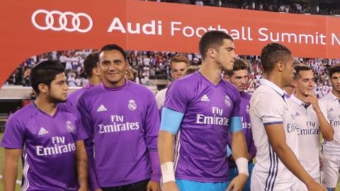 Nacho exhibe el trofeo después de ganar al Bayern Munich la noche del Miércoles en el MetLife.