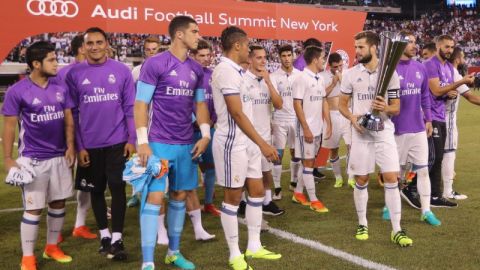 Nacho exhibe el trofeo después de ganar al Bayern Munich la noche del Miércoles en el MetLife.