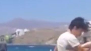 Lindsay  Lohan y Egor Taramasov forecejearon en la playa por un celular.