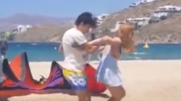 Lindsay  Lohan y Egor Taramasov forecejearon en la playa por un celular.