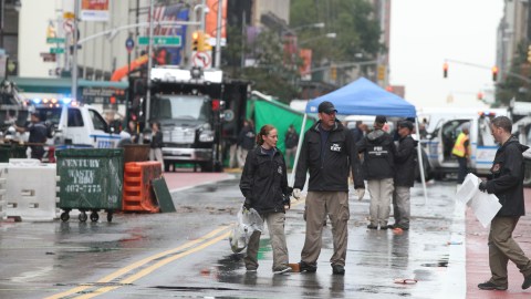 Lunes por la mañana, investigadores continuan con el trabajo en la calle Oeste 23 donde la bomba dejo 29 heridos el sabado en la noche. Policia arrresto a Admad Khan Rahami en Linden, NJ.
Foto Credito: Mariela Lombard / El Diario NY