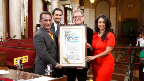 Gil Cedillo, Damián Mazzotta, Gabriel Lerner, y Nury Martínez con el reconocimiento recibido por La Opinión.