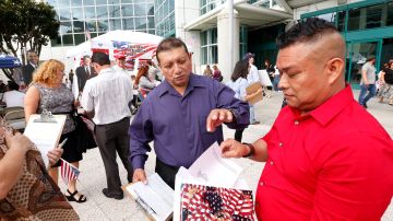 Reinaldo Lopez habla con ciudadanos para animarlos a que se registren como electores. (Aurelia Ventura/ La Opinion)