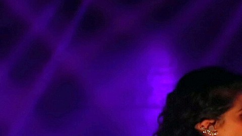 La cantantes se fundieron en un beso al interpretar "Mujer contra mujer".