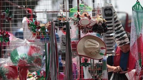 La gente sale a las calles a comprar adornos patrióticos.