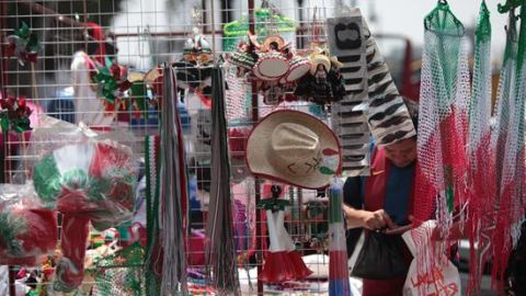 La gente sale a las calles a comprar adornos patrióticos.