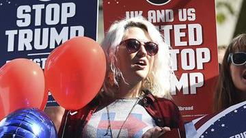 Decenas de personas salieron a las calles de Londres para pedir a estadounidenses que viven en dicha ciudad para no votar por el empresario.