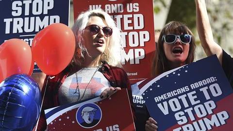 Decenas de personas salieron a las calles de Londres para pedir a estadounidenses que viven en dicha ciudad para no votar por el empresario.