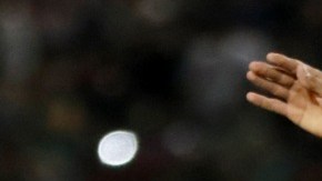 Alan Pulido festeja su primer gol con Chivas.