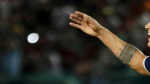 Alan Pulido festeja su primer gol con Chivas.