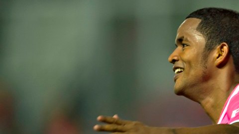 El jugador del Árabe Unido panameño José Gonzalez festeja su enorme gol al Monterrey de México.