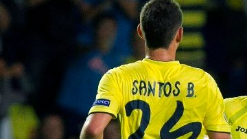 El festejo de Jona dos Santos y Pato en el partido del Villarreal contra el Zurich.