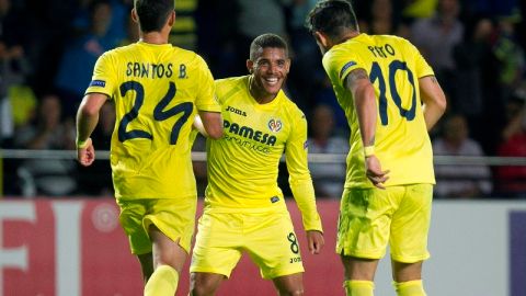 El festejo de Jona dos Santos y Pato en el partido del Villarreal contra el Zurich.