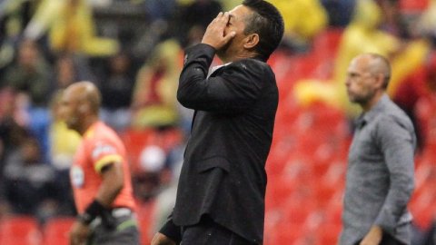 Ignacio Ambriz no da una y la afición americanista lo quiere fuera del club.