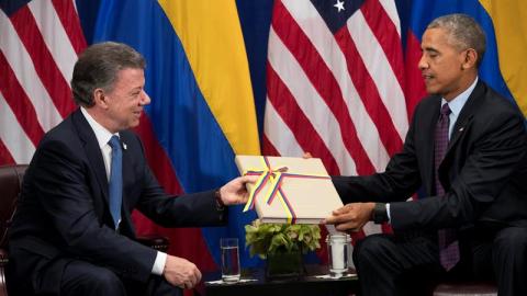 El presidente de Colombia, Juan Manuel Santos, y el presidente de EEUU Barack Obama en un hotel en NYC. EFE