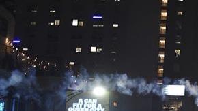 Varios manifestantes se encaran a policías antidisturbios durante las protestas ocurridas anoche por segundo día consecutivo en Charlotte.