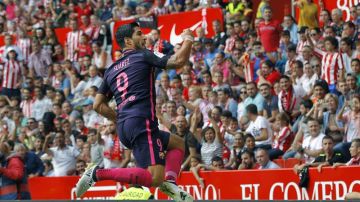 Luis Suárez festeja su gol ante el Sporting de Gijón.
