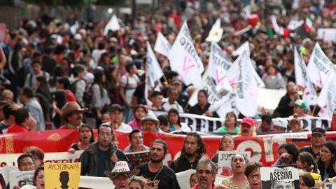 Multitudinaria marcha a dos años de la desaparición de los 43 normalistas.