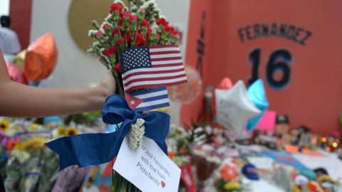 Aficionados de los Marlins rinden tributo al lanzador José Fernández en el estadio Marlin, en la Pequeña Habana de Miami.