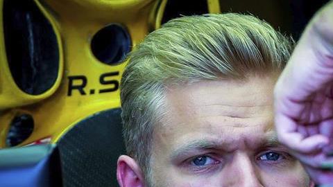 Magnussen en el garaje de su escudería después de que su monoplaza se incendiara.