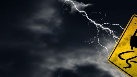¿De verdad tienes que salir en tu auto en medio de una tormenta?
