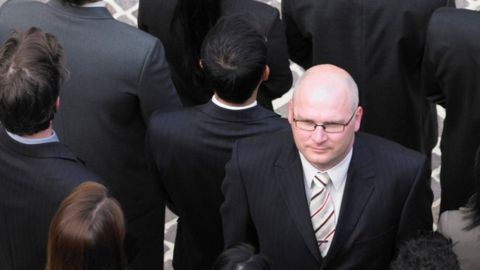 Muchos hombres le dan más importancia a tener cabello que dinero o amigos.