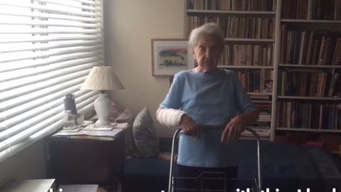 Gina Zuckerman, de 90 años, se enfrentó a su asaltante y no dejó que se llevaran su bolso.