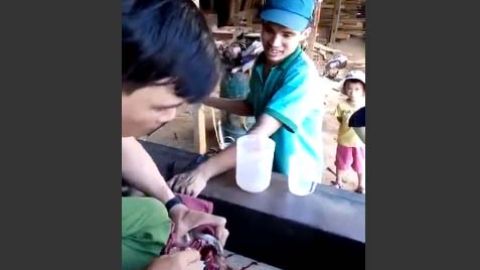 Los comensales necesitaron agua para bajar la "comida".
