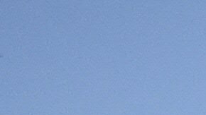 Un hombre sostiene una pancarta en Cartagena, ciudad donde se firmará el acuerdo de paz.