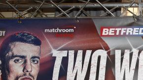 Anthony Crolla y Jorge Linares cara a cara antes de su pelea de campeonato en Inglaterra.