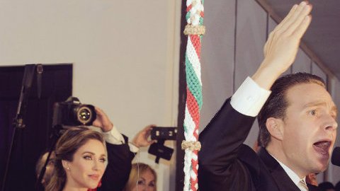 Según los expertos, el problema fue que el gobernador chiapaneco careció de fuerza al momento de devolver la bandera.
