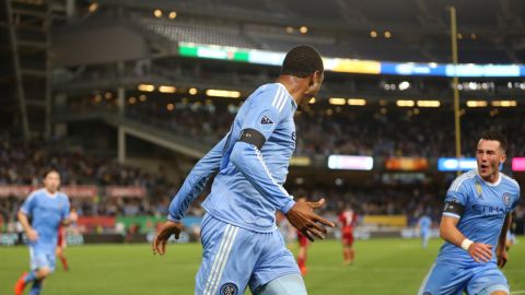 Khiry Shelton y Jack Harrison festejan el gol del empate.