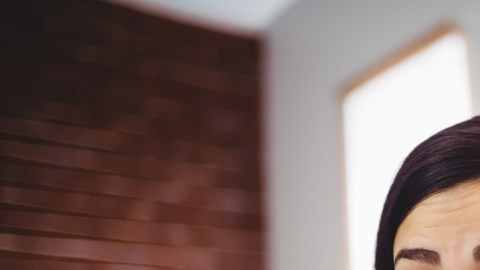 Hay que leer con detenimiento los documentos mensuales del banco./Shutterstock