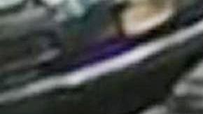 Una cámara de vigilancia captó al sospechoso de asaltar a una anciana de 72 años en Brooklyn.