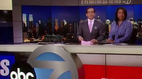 “Empezamos con la noticia urgente de la muerte de Hillary Clinton”, dijo Torres.