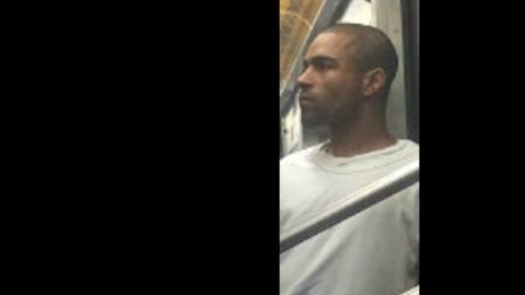 Un pasajero fotografió al hombre que supuestamente alertó de una bomba en el metro.
